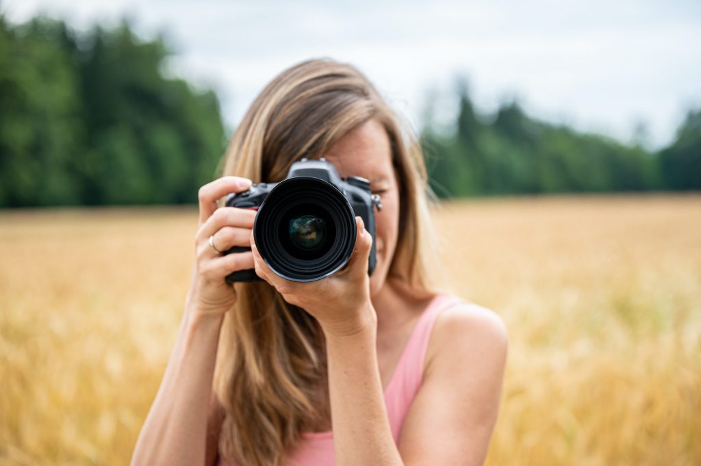 femme prennant des photos